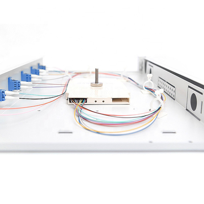 Il quadro d'interconnessione a fibra ottica dei 6 - 12 centri ODF FTTH completamente ha montato con le trecce degli adattatori